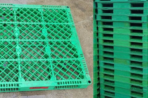 中古プラスチックパレット両面4方差し1100×1100×115　鉄芯入り・無し混在　愛知県豊橋市内　屋外保管