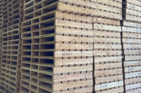 中古木製パレット両面2方差し900×1600　在庫：埼玉県入間郡