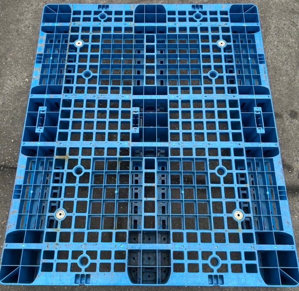 中古プラスチックパレット単面4方差し1000×1200 鉄芯入り 表面 在庫 千葉県市原市内 屋外保管約270枚 @800円(送料別・税別)