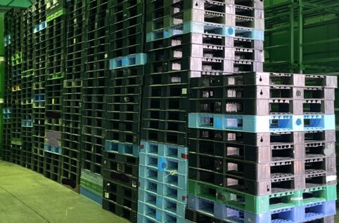 中古プラスチックパレット片面4方差し1100×1100 在庫約200枚 ＠980円（送料別・税別）滋賀県栗東市 屋内保管　