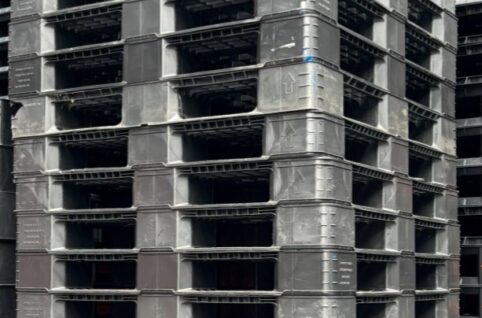 中古プラスチックパレット片面4方差し1100×1100×120Ｈ　＠600円（送料別）在庫24枚　横浜市鶴見区　屋外保管