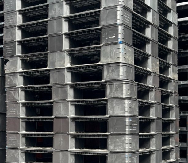 中古プラスチックパレット片面4方差し1100×1100×120Ｈ　＠600円（送料別）在庫24枚　横浜市鶴見区　屋外保管