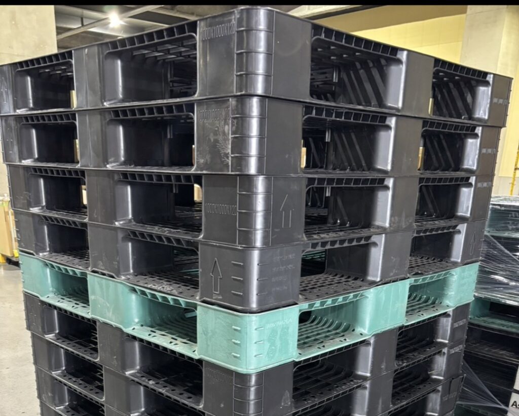 中古プラスチックパレット片面4方差し1000×1000×120H 東京都大田区 屋内保管 在庫約150枚 @780円(送料別・税別)数色混在(仕訳不可)一部ワレ・欠け有りご了承ください③