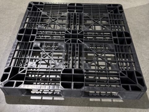 中古プラスチックパレット片面4方差し1000×1000×120H 東京都大田区　屋内保管　在庫約150枚　＠780円（送料別・税別）数色混在（仕訳不可）一部ワレ・欠け有りご了承ください　①