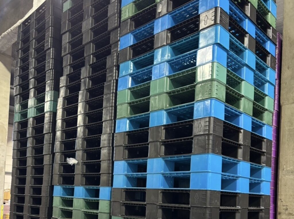 中古プラスチックパレット片面4方差し1000×1000×120H 東京都大田区 屋内保管 在庫約150枚 @780円(送料別・税別)数色混在(仕訳不可)一部ワレ・欠け有りご了承ください②