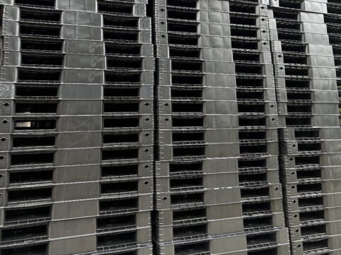 中古プラスチックパレット両面4方差し1100×1100×110 千葉県市原在庫　約150枚＠950円（送料別・税別）屋外保管　ハンドリフト使用不可