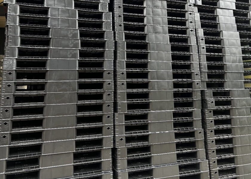 中古プラスチックパレット両面4方差し1100×1100×110 千葉県市原在庫　約150枚＠950円（送料別・税別）屋外保管　ハンドリフト使用不可